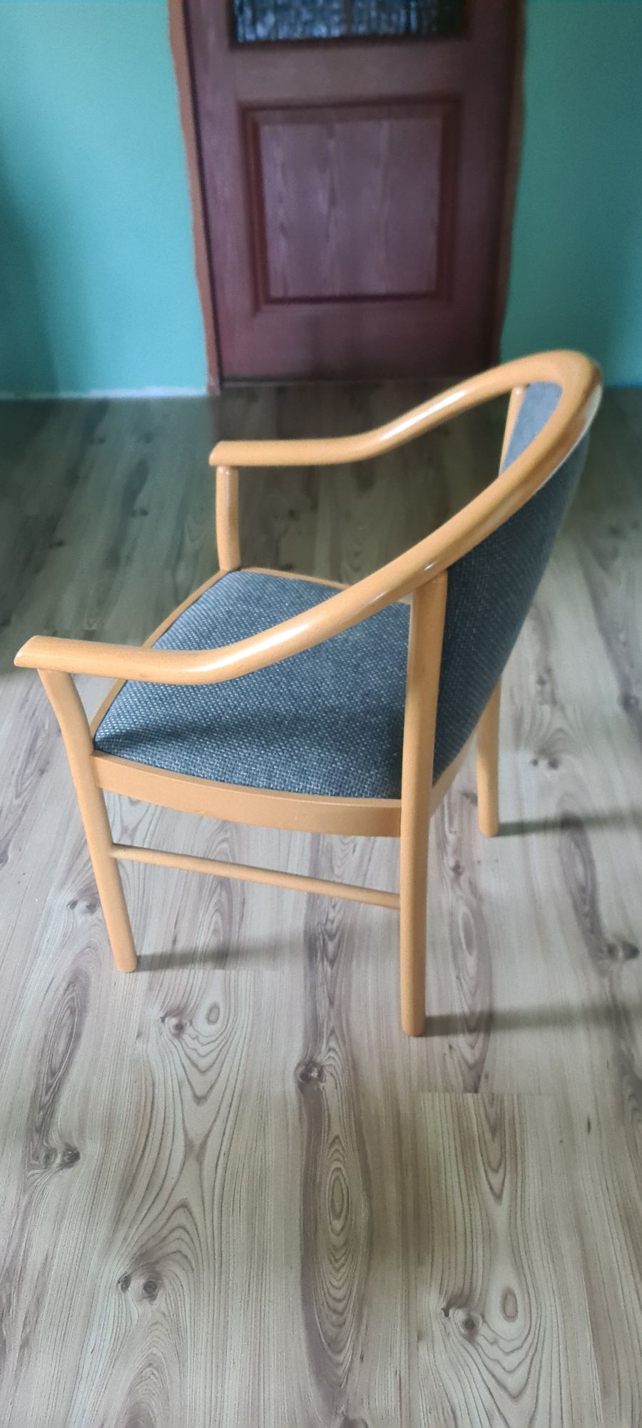 Stół wraz z 4 krzesłami