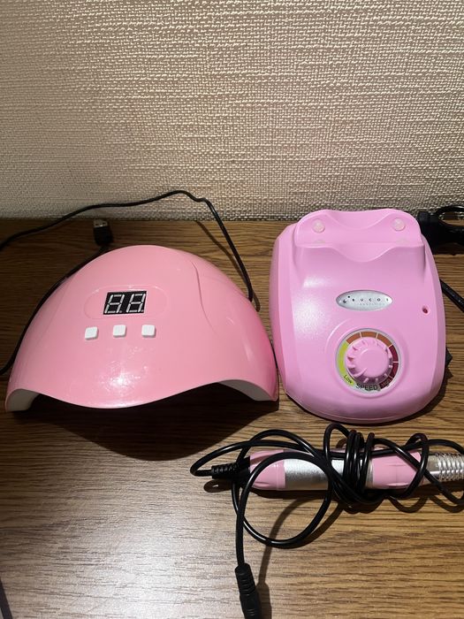 Фрезер та лампа для манікюру рожевого кольору