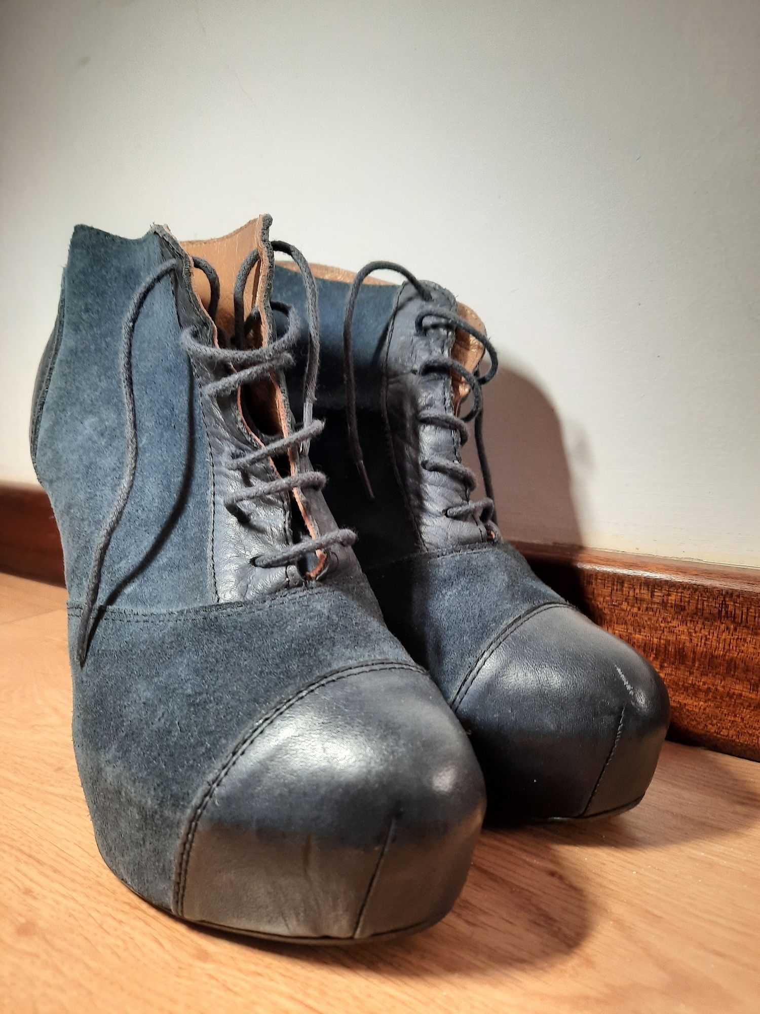 Botas azuis escuras pele com camurça.