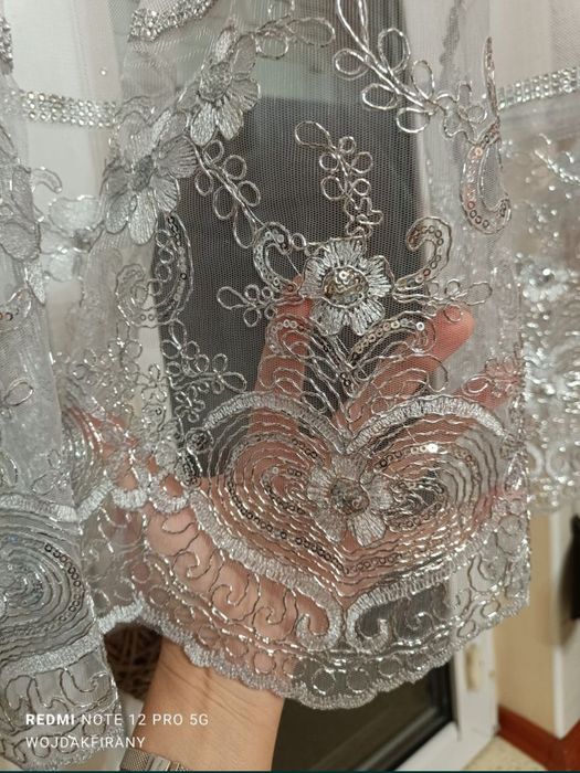 Firana bez prasowania z perełkami i srebrną gipiurą