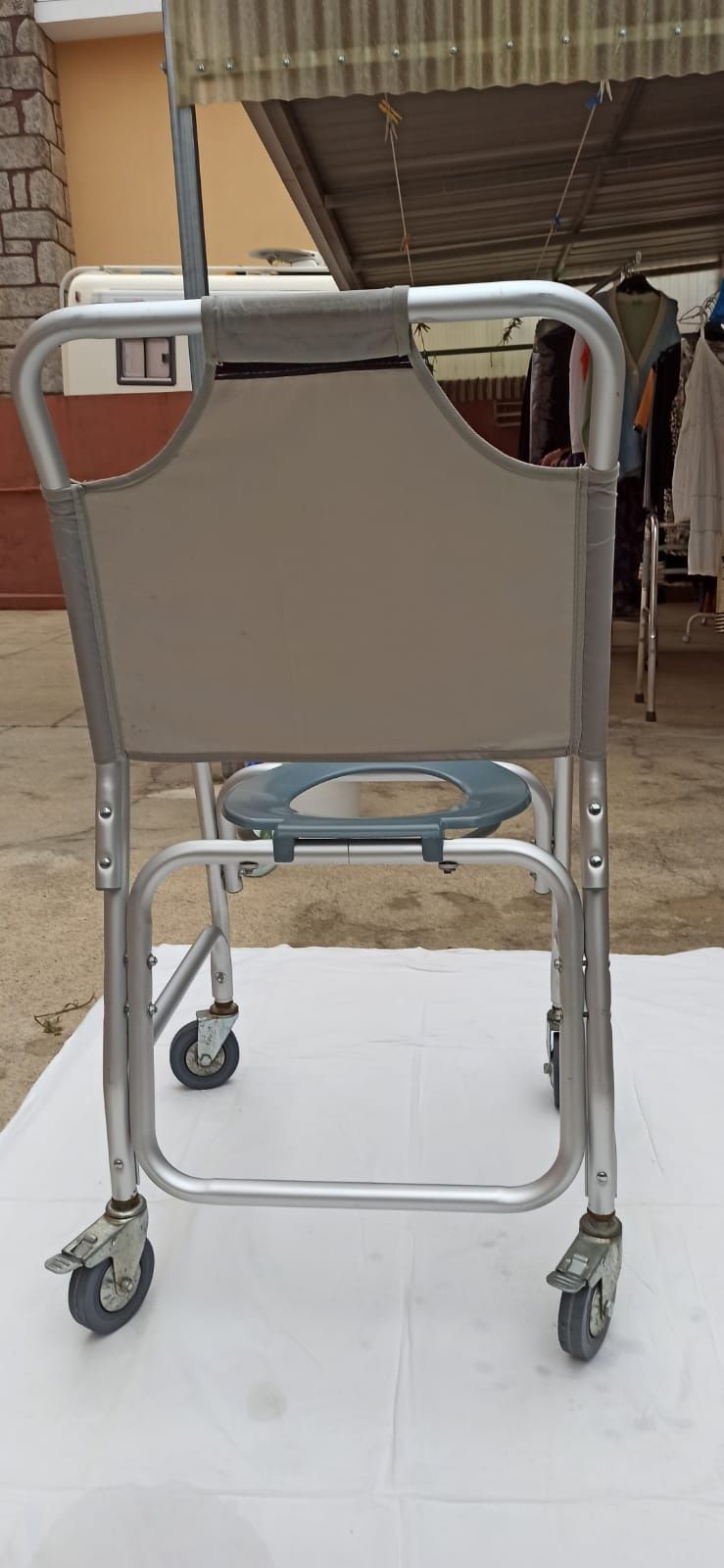 Cadeira Sanita com rodas com travões,indicada para duche.
