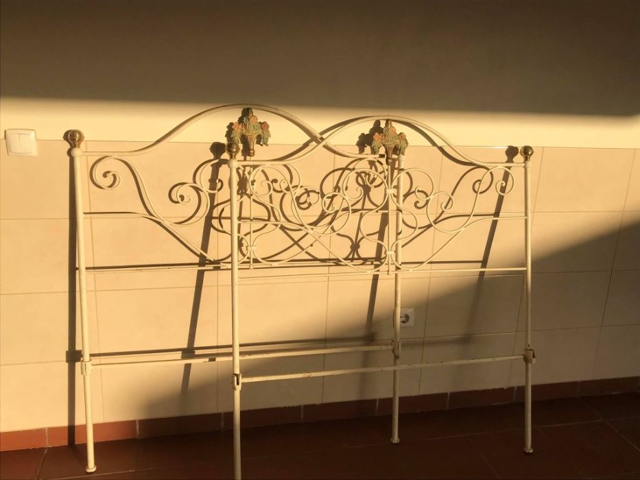 Cama + Mesa de Cabeceira