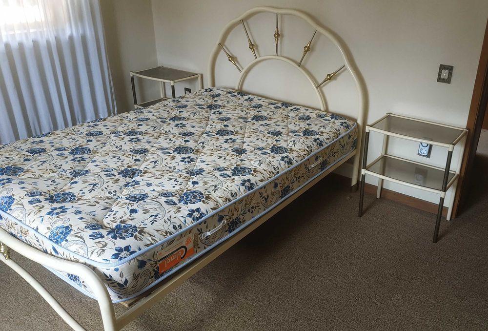 Cama em ferro com colchão novo. Comprimento 1,83 largura 1,33