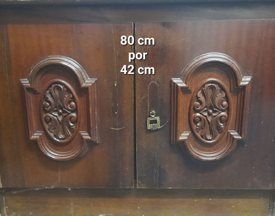 Móvel pequeno de duas portas
