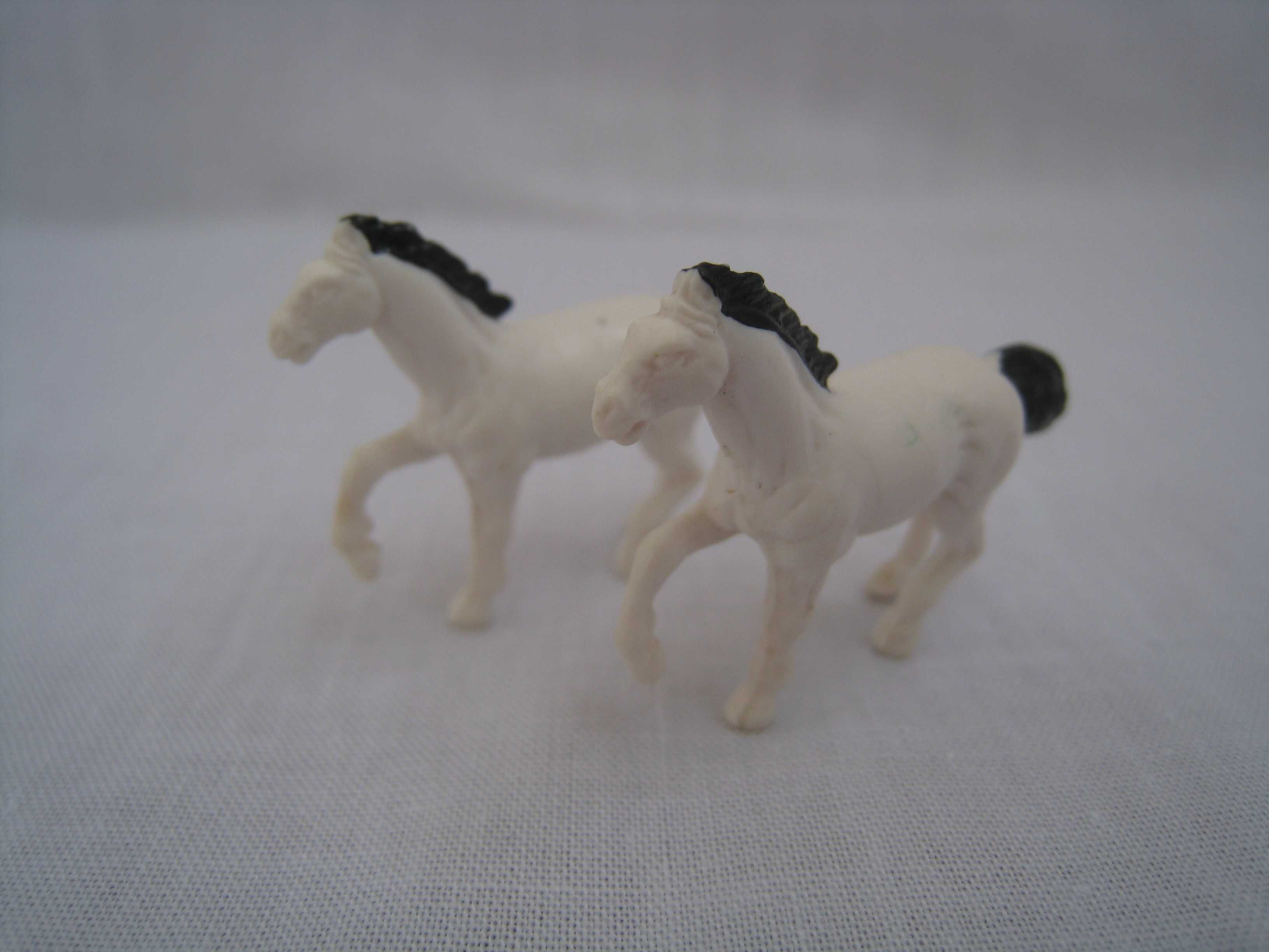 Colecção de 2 cavalos em miniatura