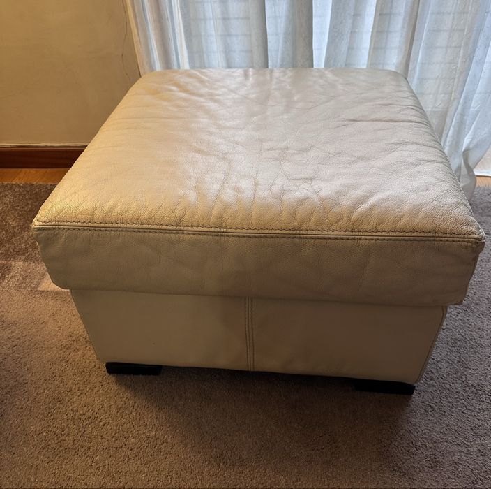 Sofa bege em pele mais pufe