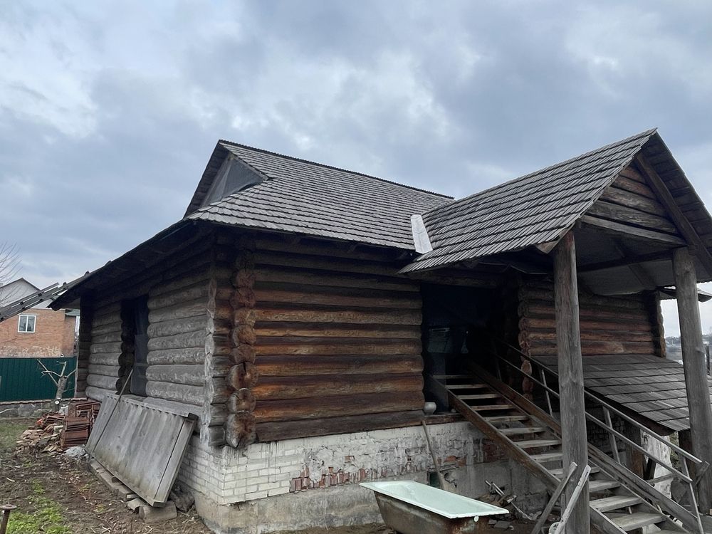 Продається будинок з дикого зрубу в центральній частині міста