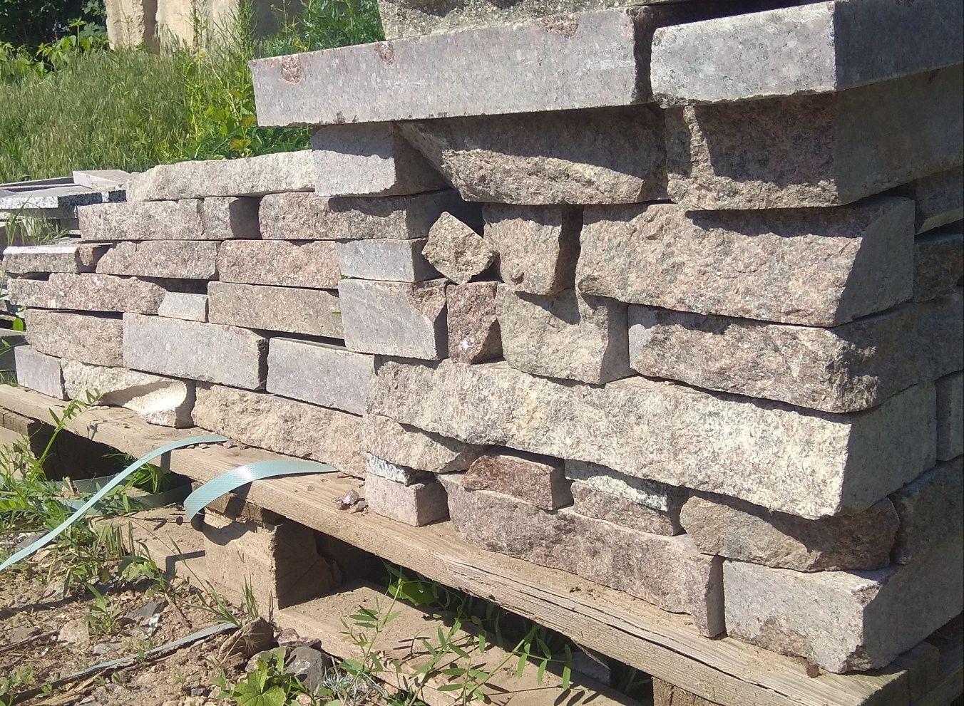 Гранітна бруківка, брекчія та плитка з граніту