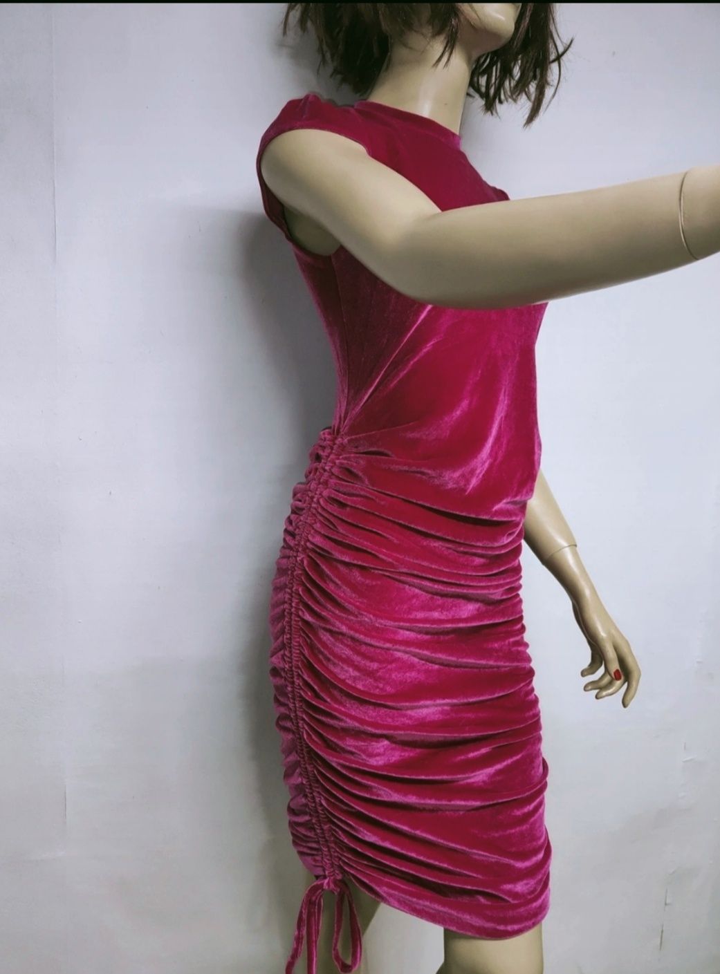 Śliczna sukienka welurowa różowa obcisła z marszczeniem elastyczny 38