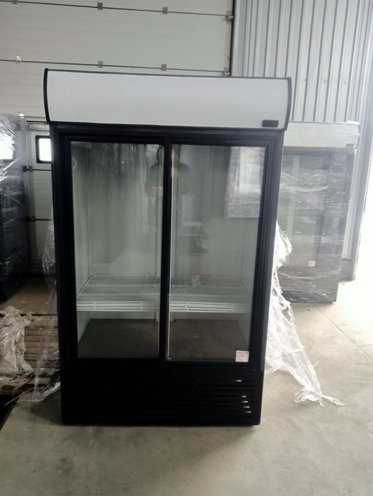 Холодильник для напоїв вітринного типу після реставрації