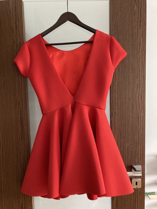 Śliczna sukienka z wyciętymi plecami