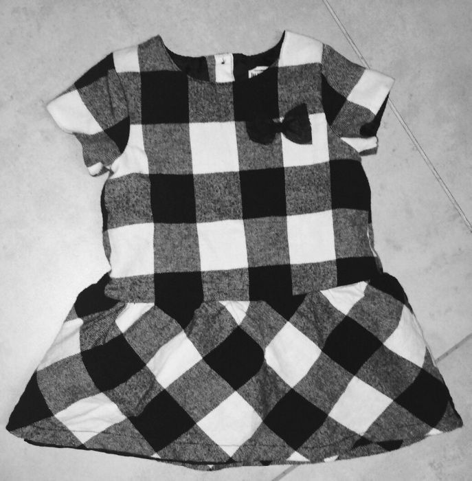 Sukienka w kratkę czarno- biała 80 cm Young dimension 9-12 miesięcy