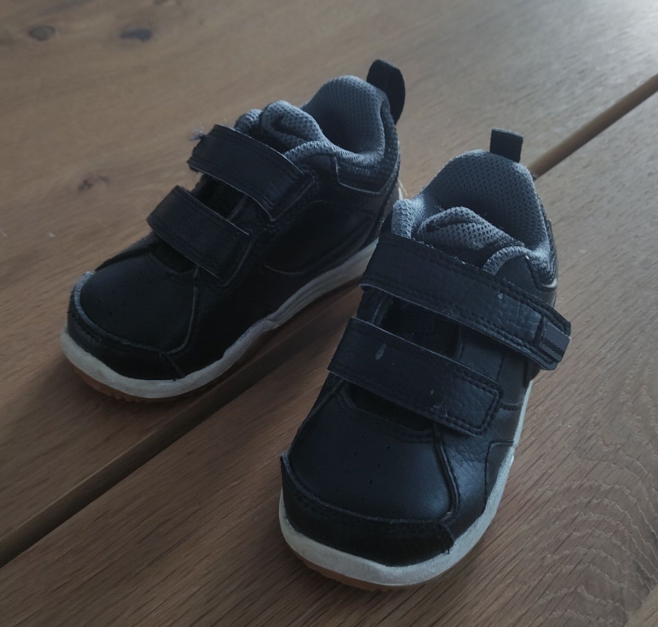 Czarne buty dziecięce Nike rozmiar 21