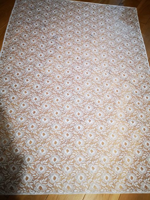 Obrus biały koronkowy w kwiatki 128x175 cm
