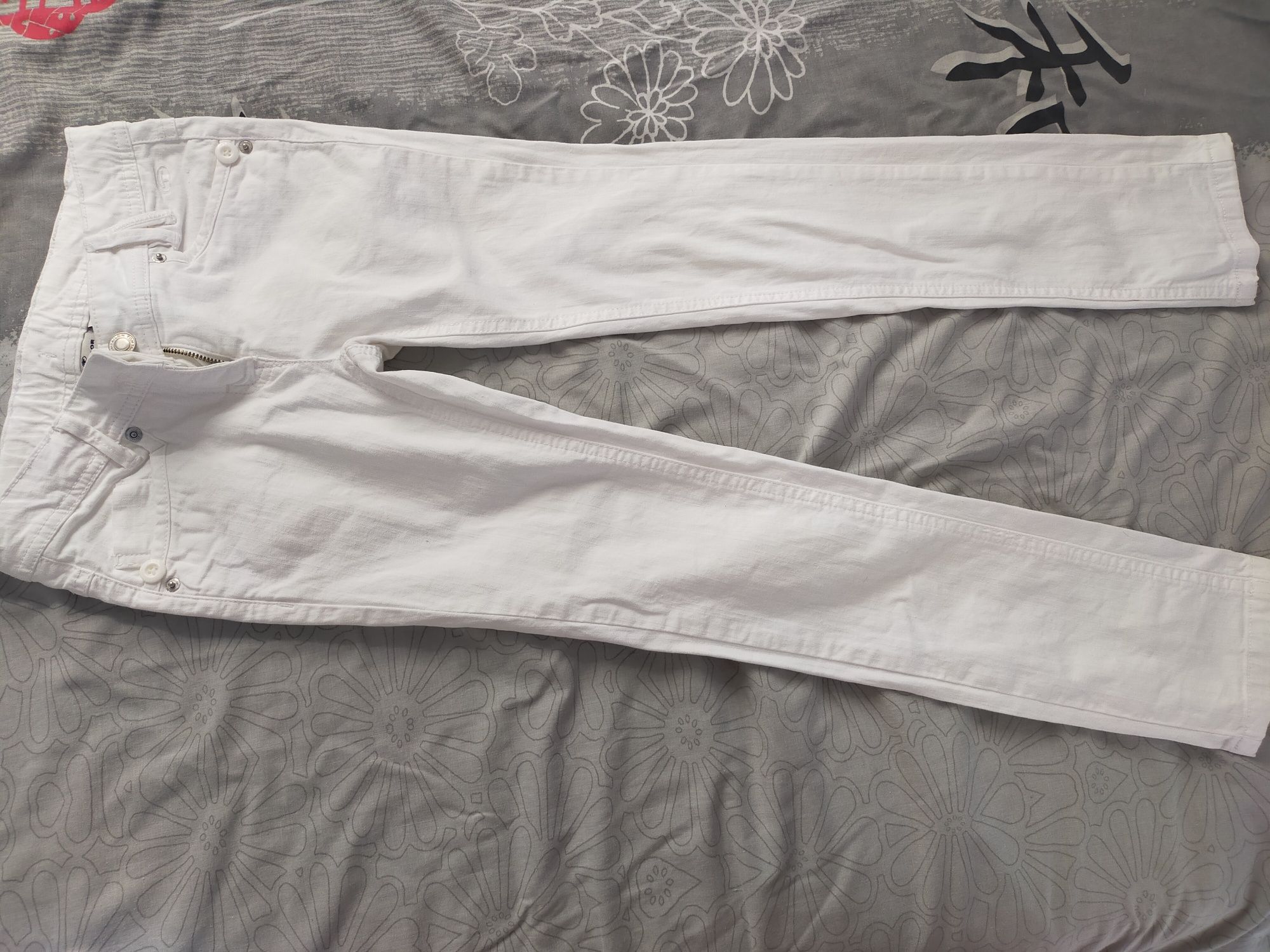 Spodnie dżinsowe biale 134 cm?