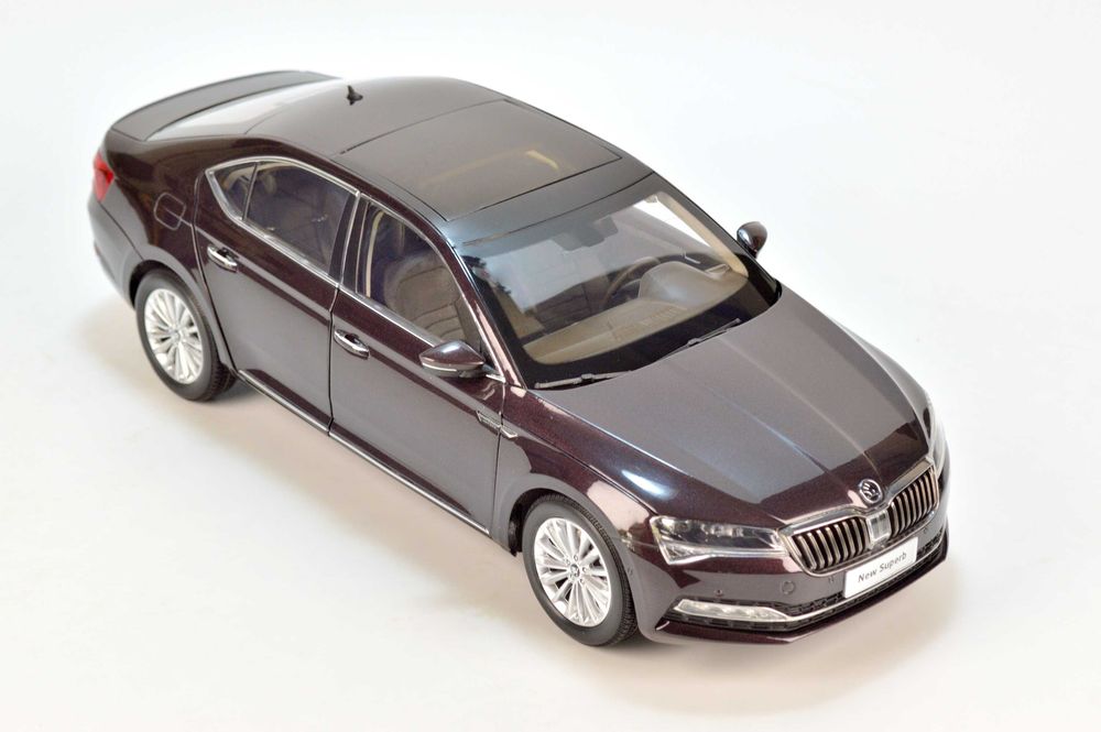 Модель автомобіля 1:18 Skoda Superb 2020