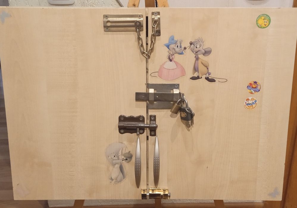 Основа для дитячого бізіборда + розвиваючі іграшки