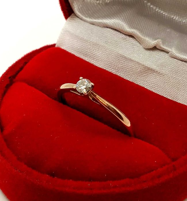 Złoty pierścionek z Brylantem 0,12ct YES Pr.333 W:1,09gr Roz.12