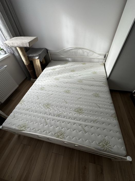 Łóżko z dobrej jakości materacem. 1800x200