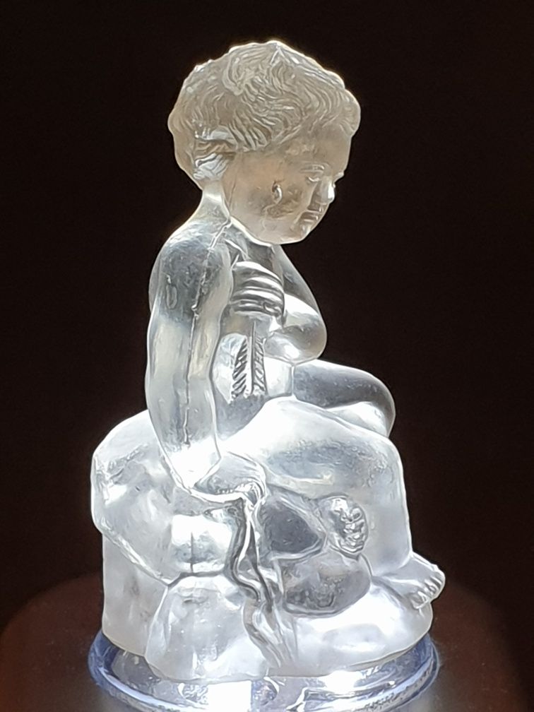 Pequena antiga escultura de putto Amor em cristal francês