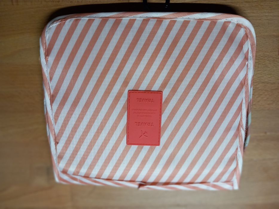 Damska różowa kosmetyczka podróżna paski z wieszaczkiem