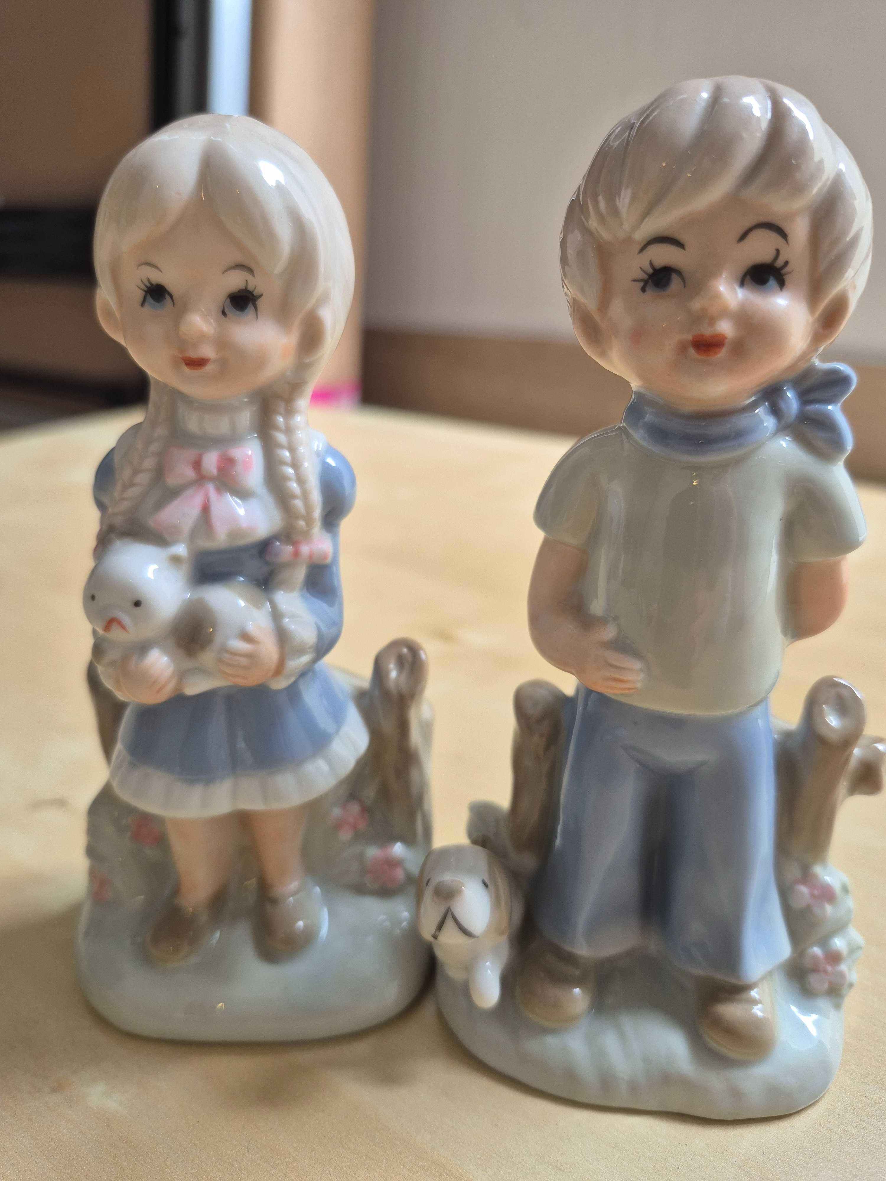 Gatinhos, menino e menina em porcelana antigos