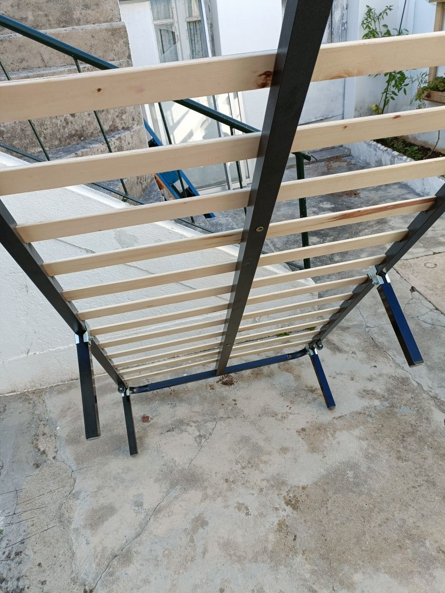 Estrado de cama com pés
