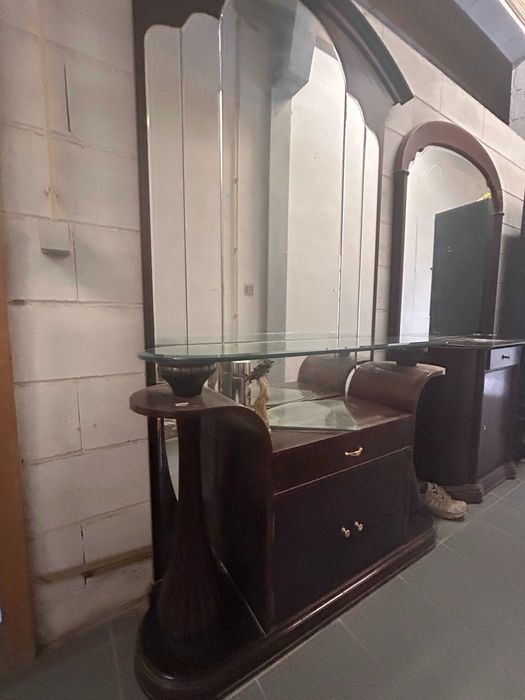 Aparador em madeira com espelho