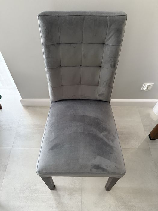 Zestaw sześciu krzeseł.