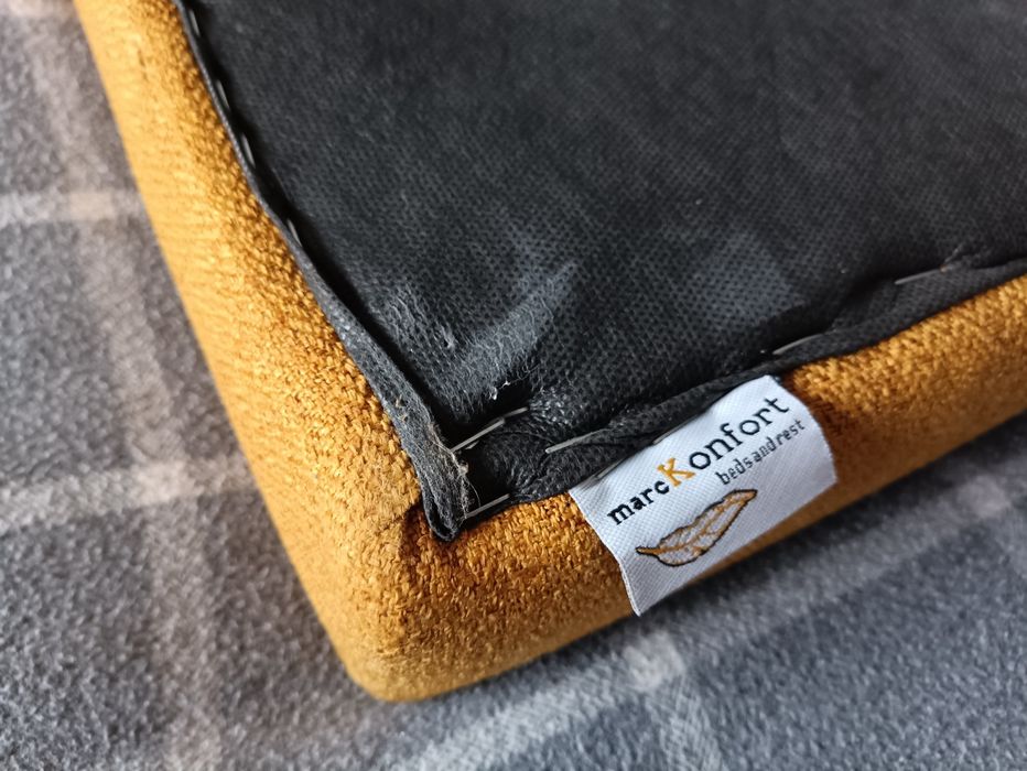 Cabeceira de cama amarela mostarda com tachas