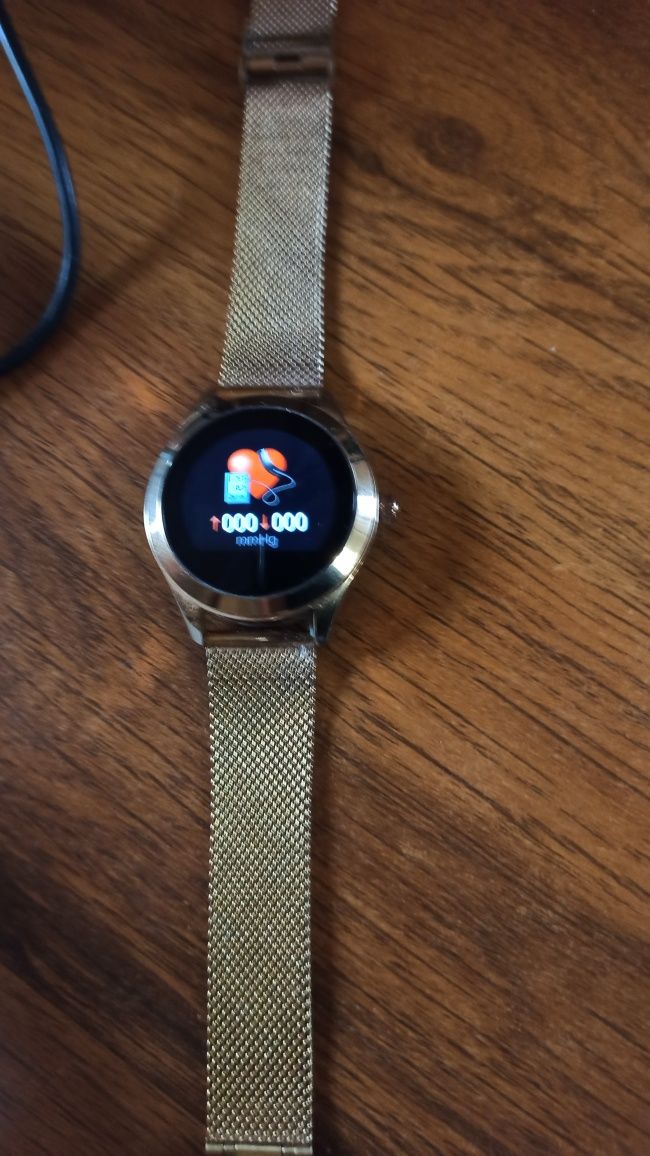 Złoty smartwatch damski