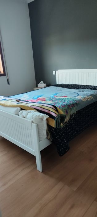 Cama casal e mesas cabeceira