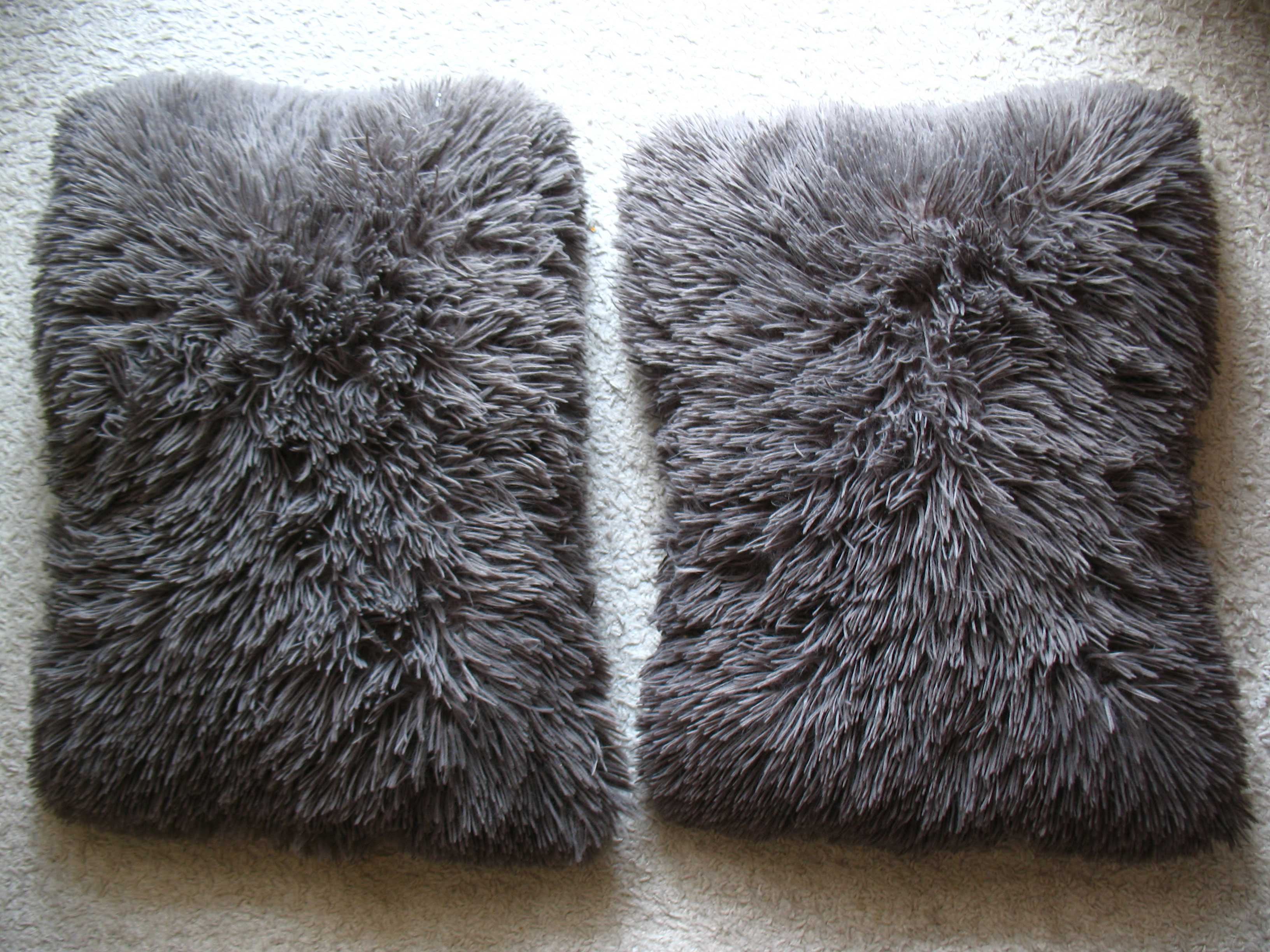 Dwie miękkie poduszki typu Shaggy. Wymiary: 60x40x13 cm