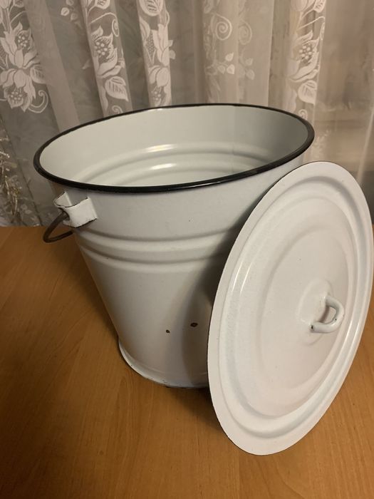 Продам ведро с крышкой объём 10л