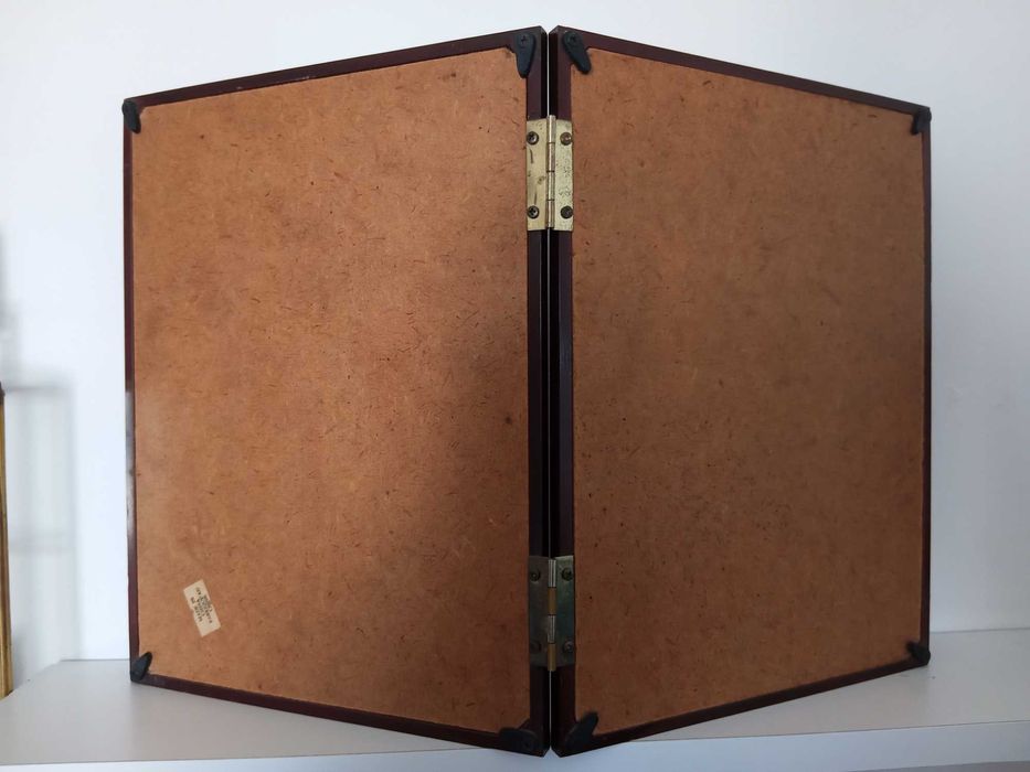 Moldura de mesa, dupla. Cantos em latão.