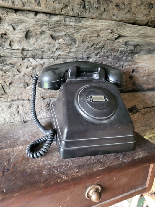 Stary telefon na korbkę analogowy dyspozytornia