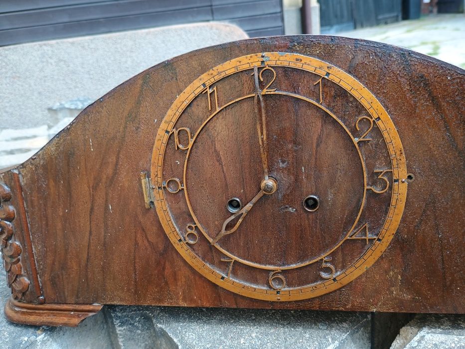 Stary drewniany zegar