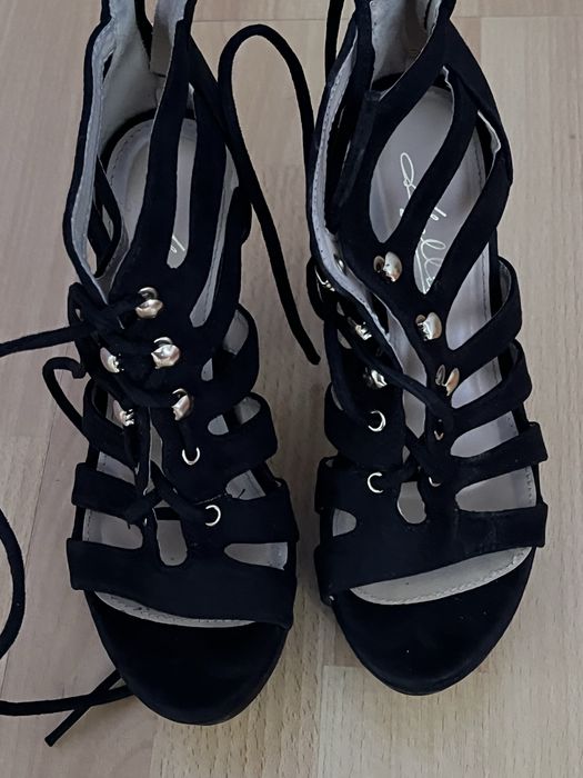 Sandały na obcasie wiazane