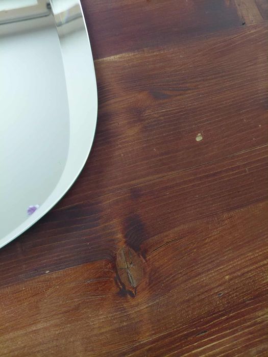 Lustro ścienne z dekoracyjnym brzegiem