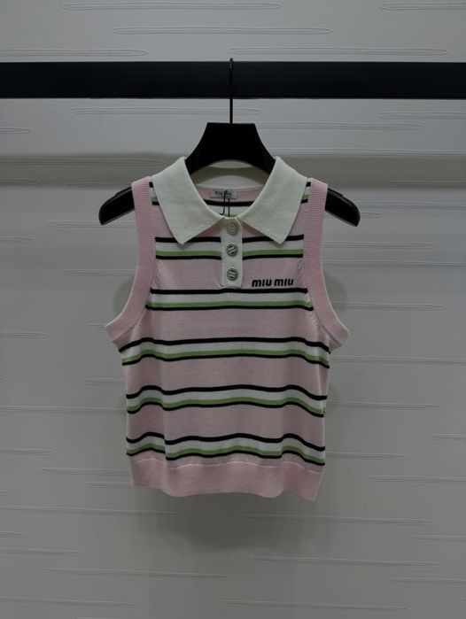 Miu Miu – Letni klasyk w paski z kołnierzykiem

Zapraszam na sociale: