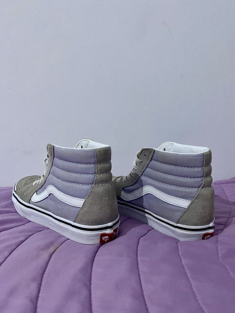 Vans lilás e cinza