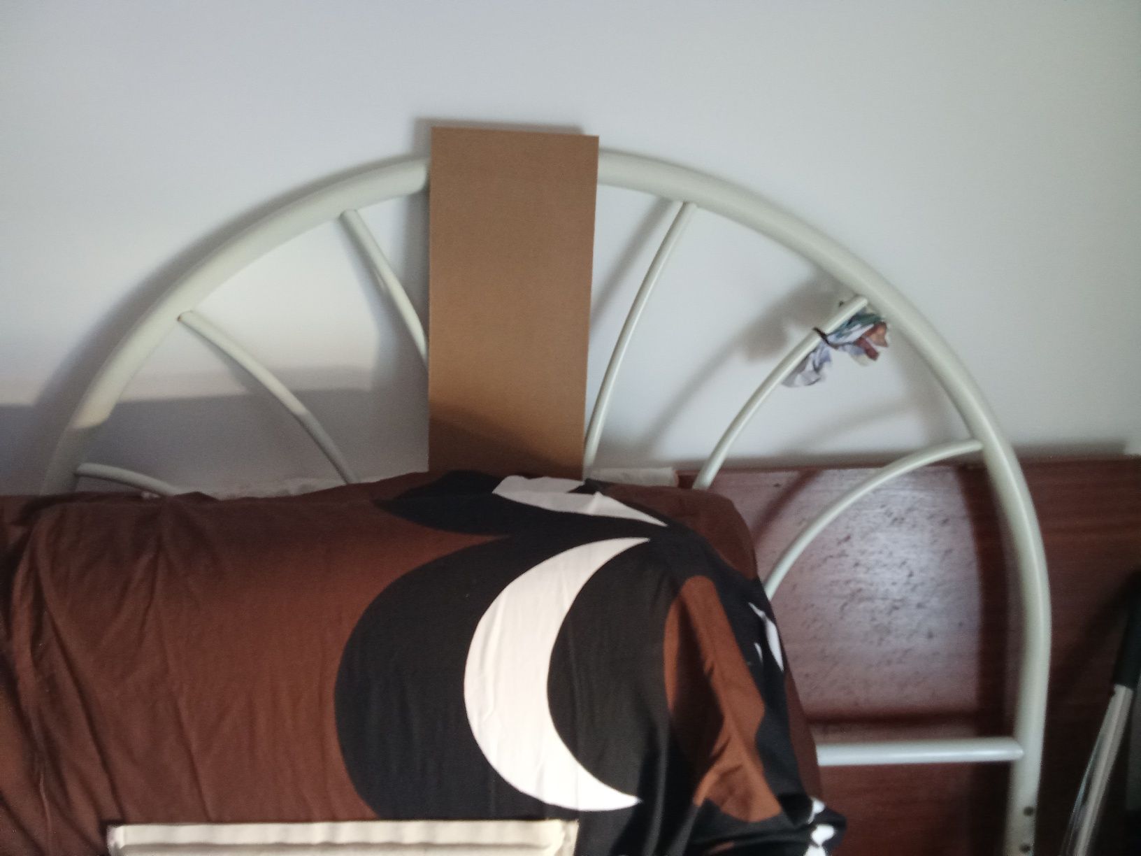 Vendo cama de casal em ferro branca em bom estado