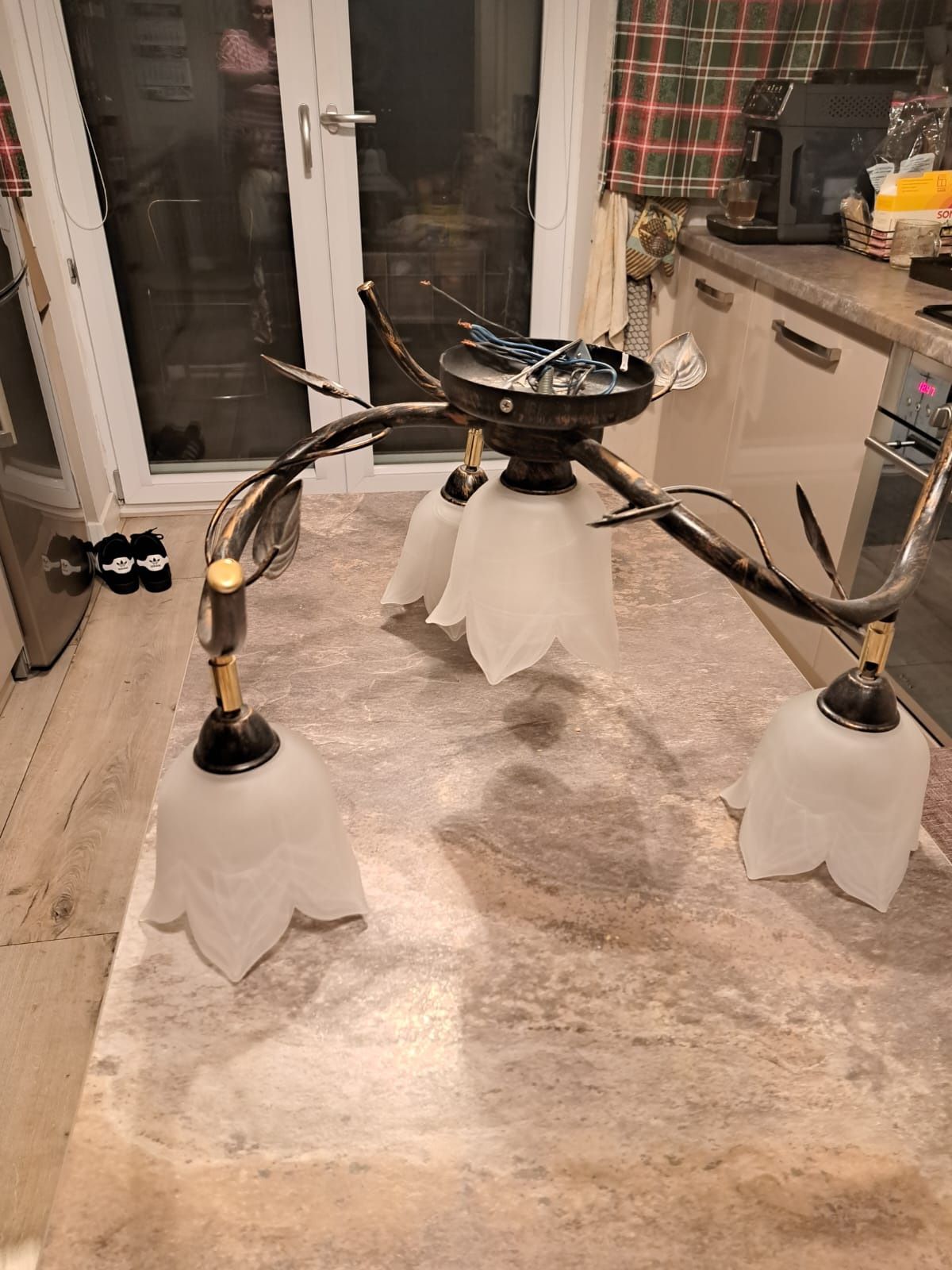 Lampa sufitowa. Żyrandol kwiatowy