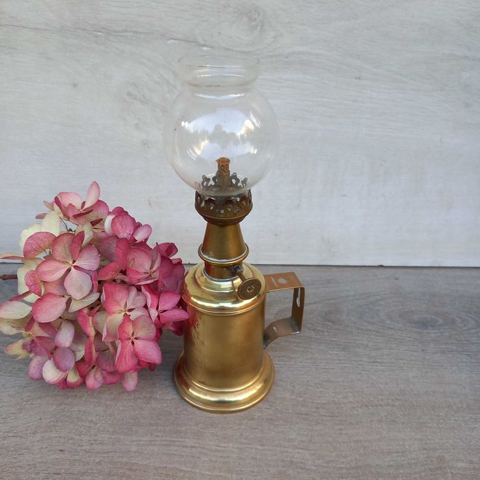 Francuska lampa naftowa Pigeon miniaturowa mosiężna lampa