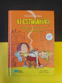 Álvaro M. - O estranhão: Socorro, a minha mãe está avariada!, vol 4