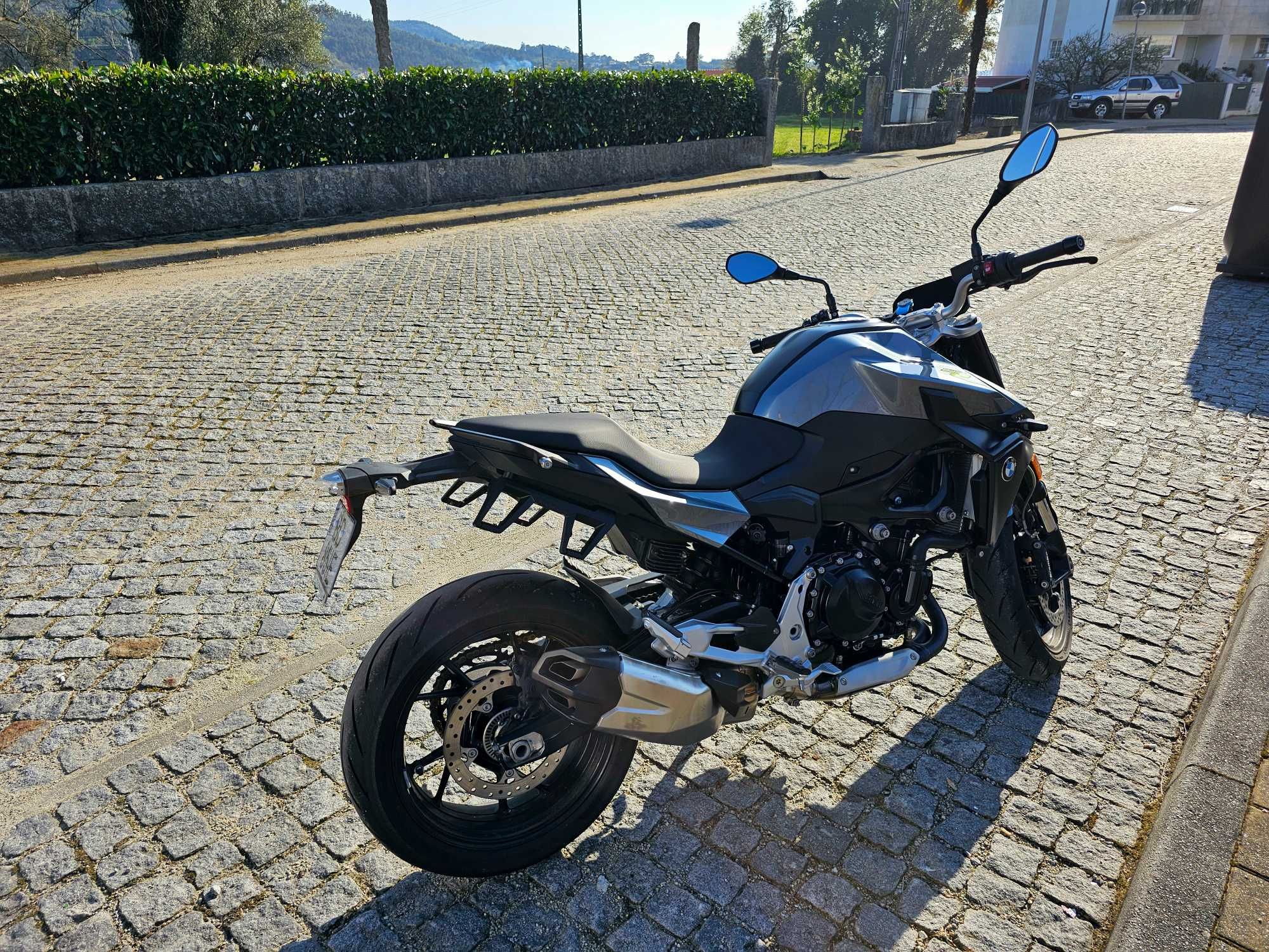 BMW F900R 2023 ABS com apenas 2.445km, extras e em condição excelente!