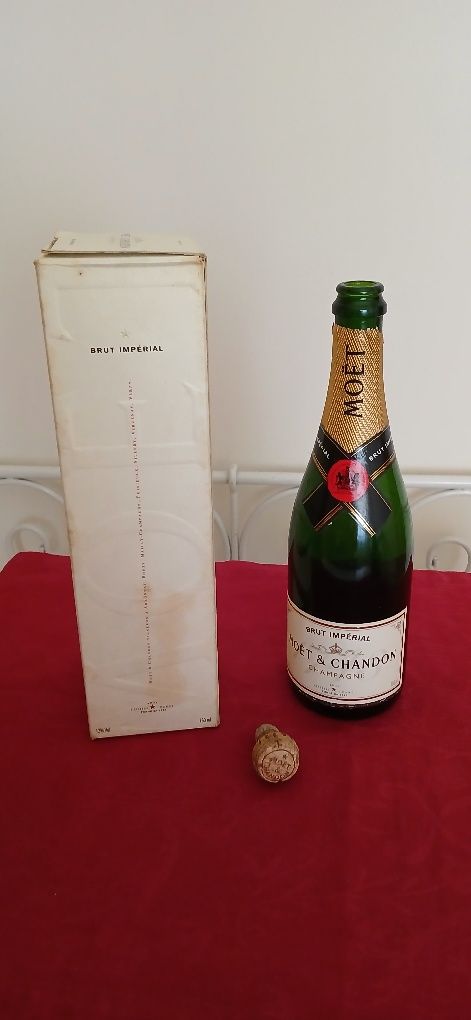 Garrafa Moet & Chandon, vazia