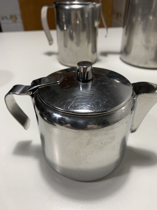 Cafeteiras, acucareiro e taca e aperitivos em inox
