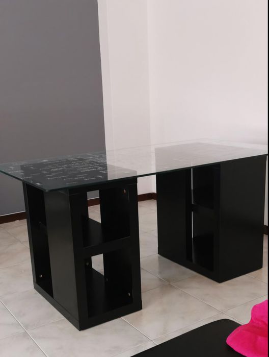 Mesa em vidro com pernas de prateleiras
