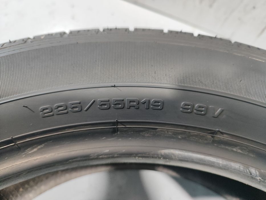 2 pneus semi novos 225-55R19 Good Year - Oferta dos portes